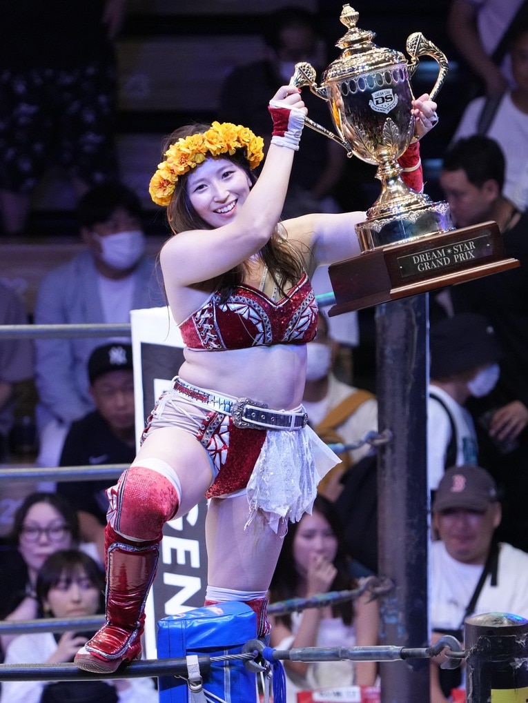 『DREAM STAR GP』優勝トロフィーを掲げる青野未来　©Masashi Hara