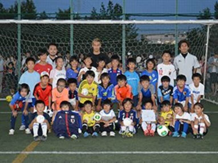ソルティーロ ファミリア サッカースクール
本田圭佑がプロデュースするサッカースクール。2012年5月にスタートし、大阪・神戸地区を拠点に現在は計9校で活動。6月より清瀬校、新大阪校が開校した。理念は「夢は人を大きくする。夢は人を強くする」。 