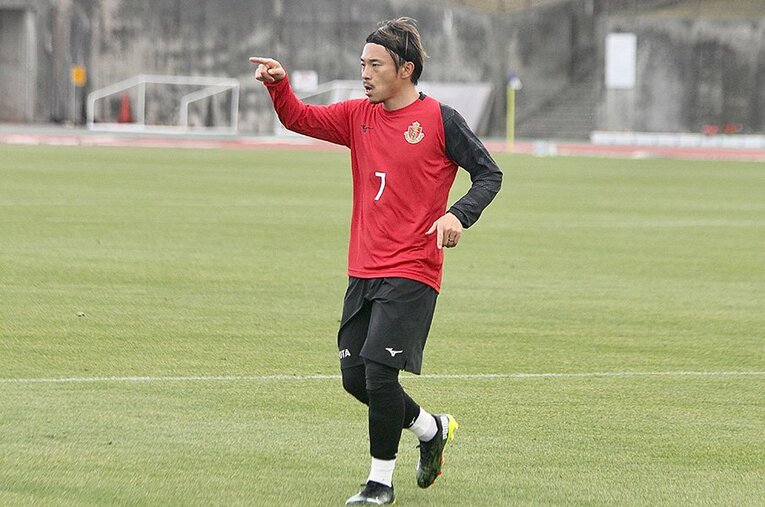 トップ下で攻撃を促進した阿部©Atsushi Iio