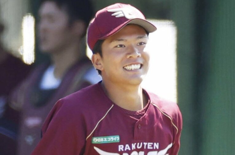 2月の楽天金武キャンプで。守備練習中に笑顔を見せる早川隆久 ／ photograph by KYODO