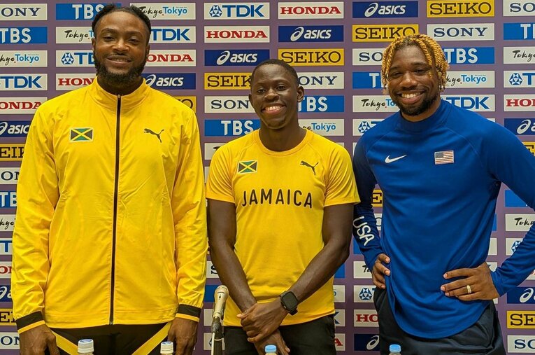 100m後のメダリスト会見に臨む3選手。左から2位のトンプソン、1位のセビル、3位のライルズ　©Number