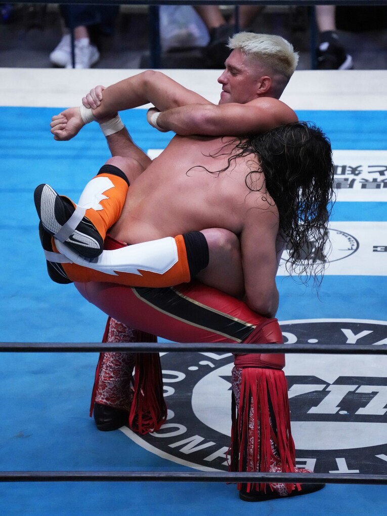 巻きついて腕をロックするザック　©Essei Hara