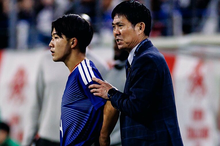 森保一監督に指示を受ける佐藤龍之介。出場機会を大きく増やした1年を経て、ケガ人続出の日本代表にあってW杯出場はなるか　©Kiichi Matsumoto