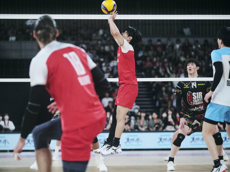 ネットを挟んで対峙した関田誠大と石川祐希　©︎Yuki Suenaga