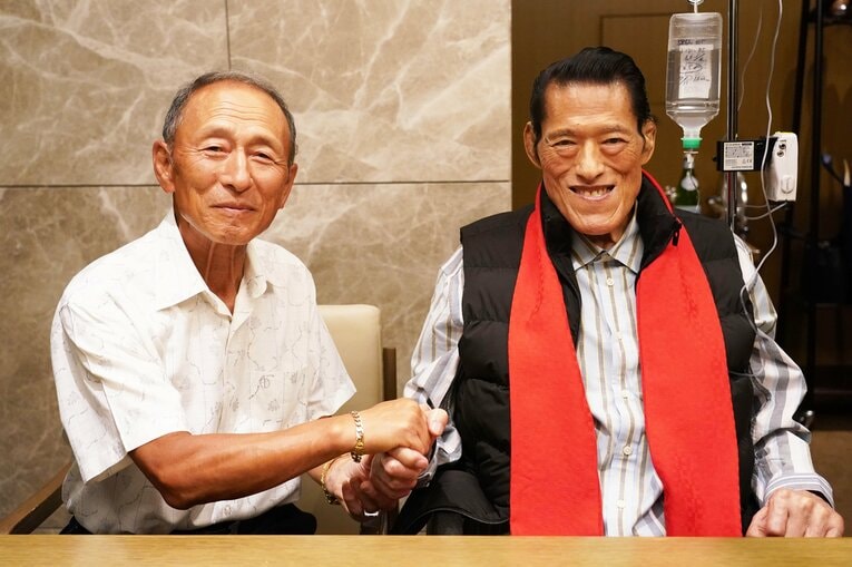 再会を喜ぶ野崎和夫さんとアントニオ猪木