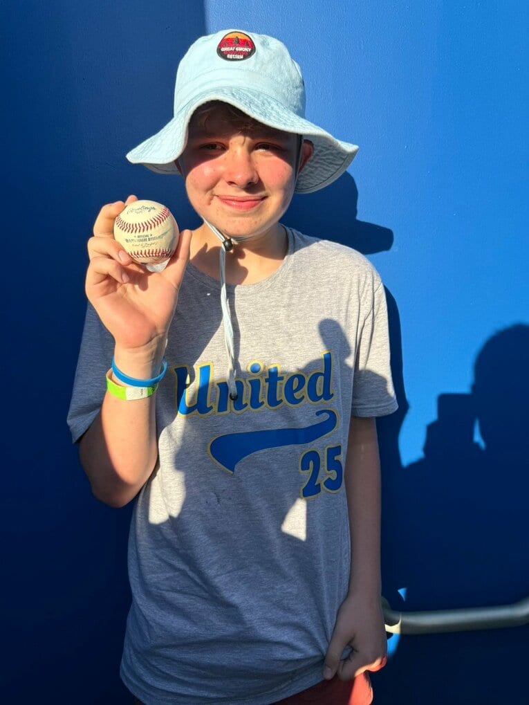 【番記者が撮った“テレビに映らない”大谷＆ドジャース写真】ホームランボールをゲットした少年ファン　©Naoyuki Yanagihara