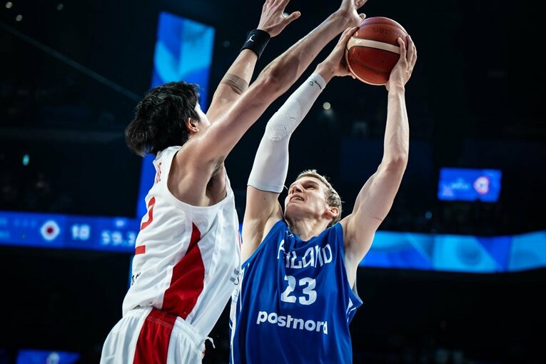 マルカネンと渡邊のNBA選手対決　©︎FIBA