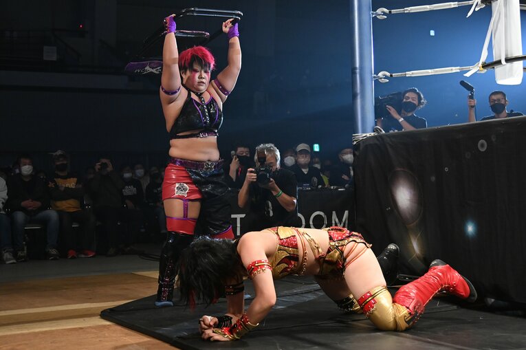 刀羅ナツコのパイプ椅子による攻撃