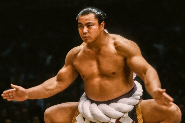 昨年ツイッターで拡散された2枚のうちの1つ。1983年の九州場所（11月場所）での千代の富士 ／ photograph by Getty Images