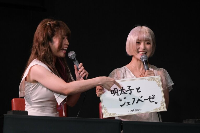 タッグ王座戦の調印式、なつぽいが提案したチーム名にツッコミを入れる中野たむ　©Norihiro Hashimoto