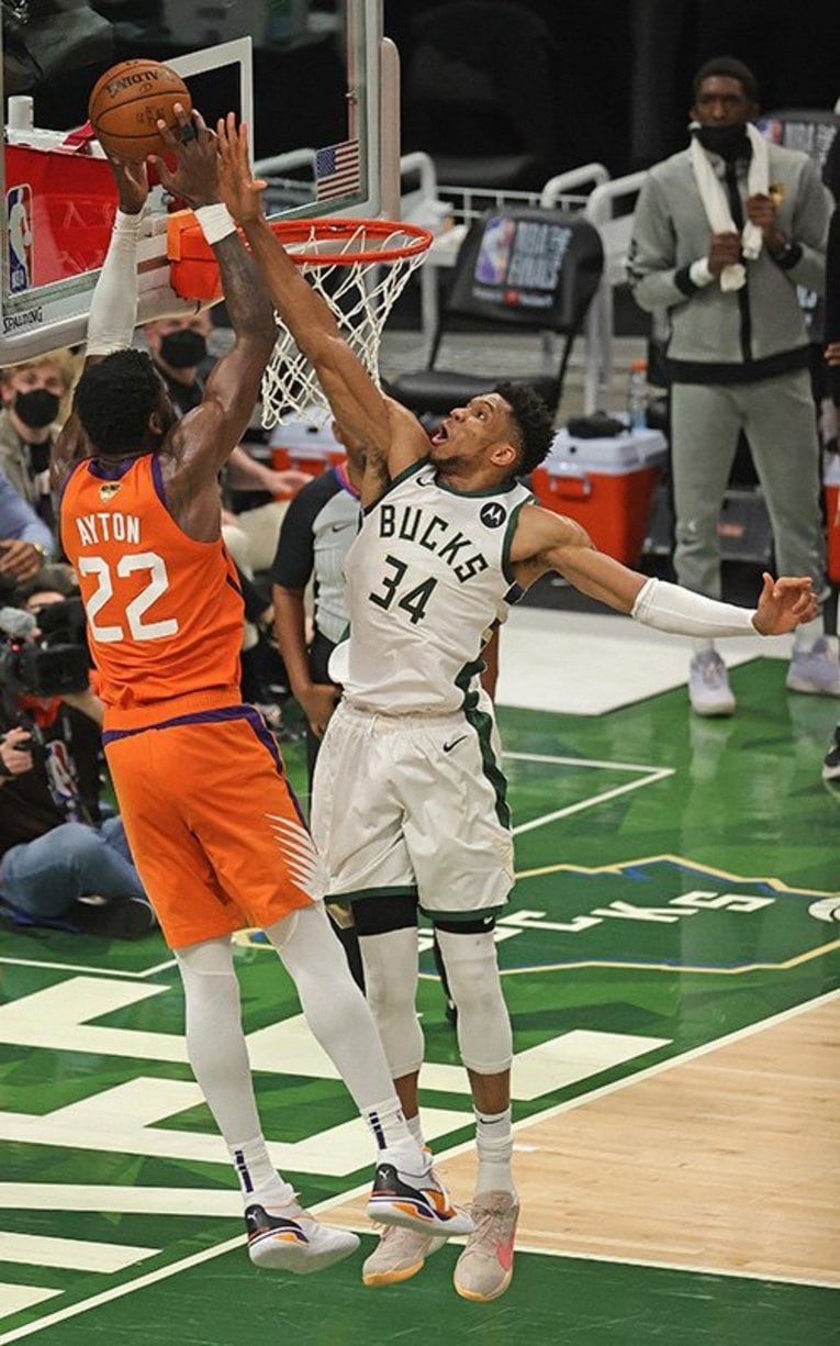 デアンドレ・エイトン（サンズ）のシュートをブロックするヤニス・アデトクンボ　©Getty Images