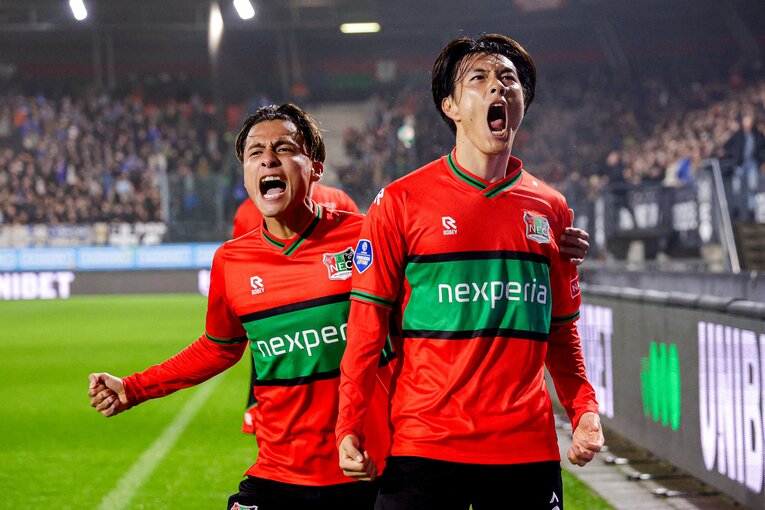 小川（右）と塩貝。オランダNECでプレーする2人が日本代表FW争いを繰り広げる可能性はゼロではない（※画像をクリックすると「フォーメーション図で見るブラジル人記者のW杯予想メンバー＆スタメン」がご覧になれます　©Getty Images