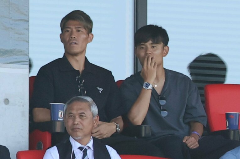 藤野あおばのFK弾にびっくりする冨安健洋と久保建英。金沢で開催されたガーナ戦、観戦に訪れていた（全4枚中の4枚目）　©Shigeki Yamamoto