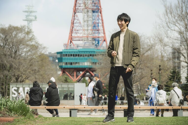 札幌の時計台の前にて　©Wataru Sato