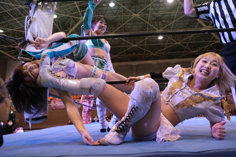 「可憐ですねぇ」人気女子レスラー・安納サオリに観客もウットリ…初の凱旋大会に滋賀が沸いた日「“絶対不屈彼女”は泣かないんです」(86)