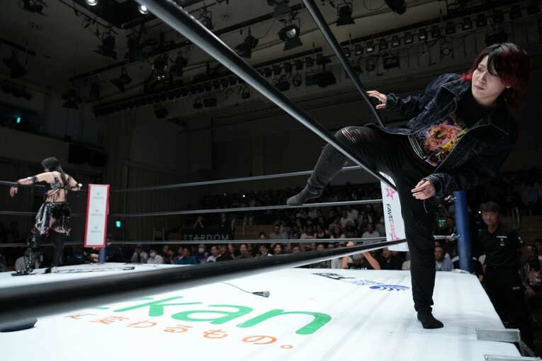 靴を脱いでリングに上がる林下詩美。5月26日、後楽園ホール　©Essei Hara