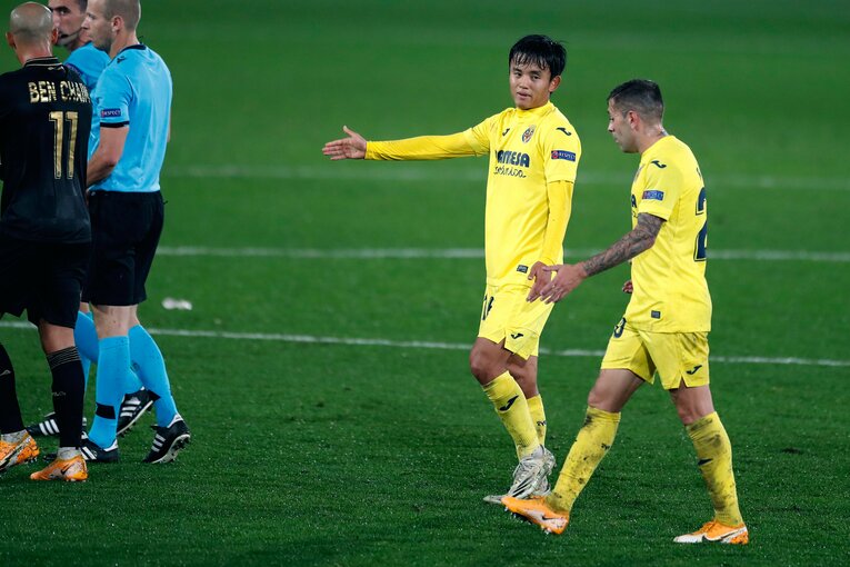 前半終了直後、チームメートと意見交換©Daisuke Nakashima