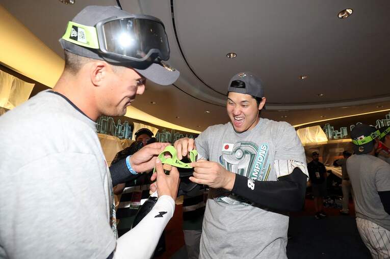 優勝後のシャンパンファイト会場でヌートバーと　©JIJI PRESS