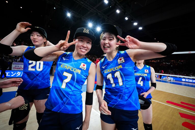 渡邊彩、山田二千華（VNLセルビア戦）©︎Volleyball World