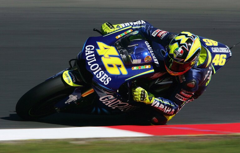 ヤマハへの移籍初年度にタイトルを獲得した2004年のバレンティーノ・ロッシとYZR-M1　©Getty Images