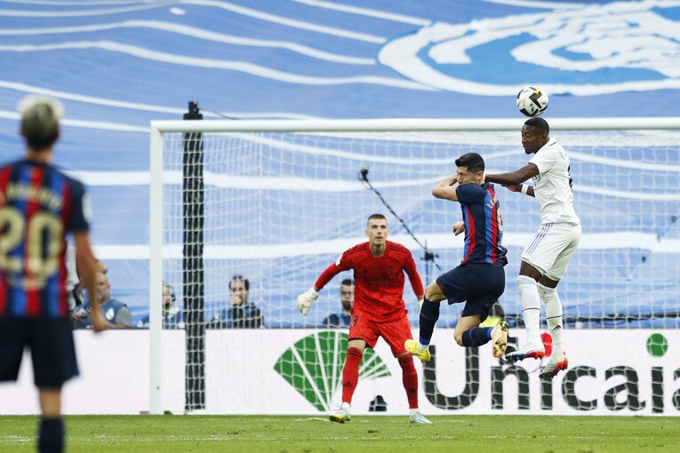 バルサの「タレント頼みで大雑把な攻撃＋脆いDFライン」危機的な不甲斐なさ… “盤石マドリーと明暗くっきりクラシコ”を撮った(22)