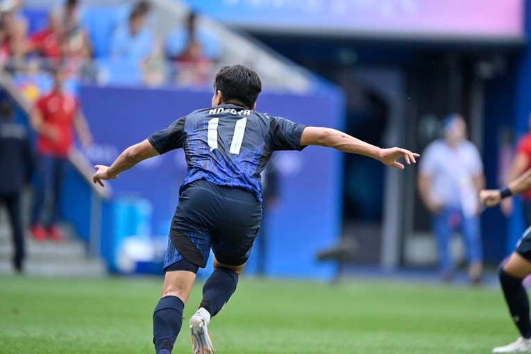 藤田からのパスを細谷が受けた「相手背負ってるのにオフサイド」の一部始終（全20枚中の15枚目）©Takuya Nakachi/JMPA