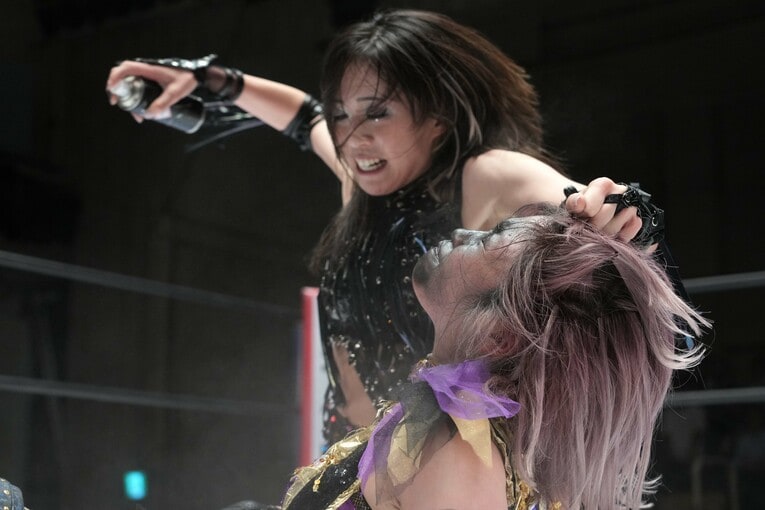 中野たむをスプレーで襲う上谷沙弥。11月11日、後楽園ホール　©Essei Hara