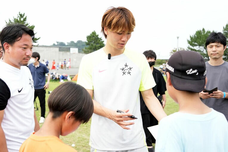 板倉が開催した「KCP」イベントでのひとコマ。子どもたちのサイン攻めが始まると…（全4枚中の3枚目） ©Getty Images