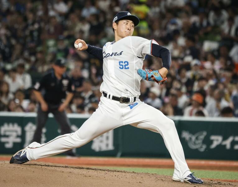 身体はそこまで大きくないが、全身の力を伝え切れ味鋭いボールを投げ込む　©KYODO