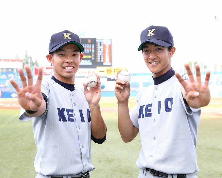 慶應大時代の柳町達（右）。2019年ドラフト会議でソフトバンク5位指名で入団 ©JIJI PRESS