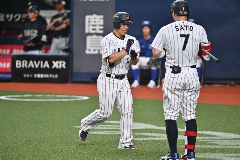 ボツになったほうの「お茶ポーズ」。3月2日のオリックス戦で茶碗を回すポーズをする吉田正尚　©Hideki Sugiyama