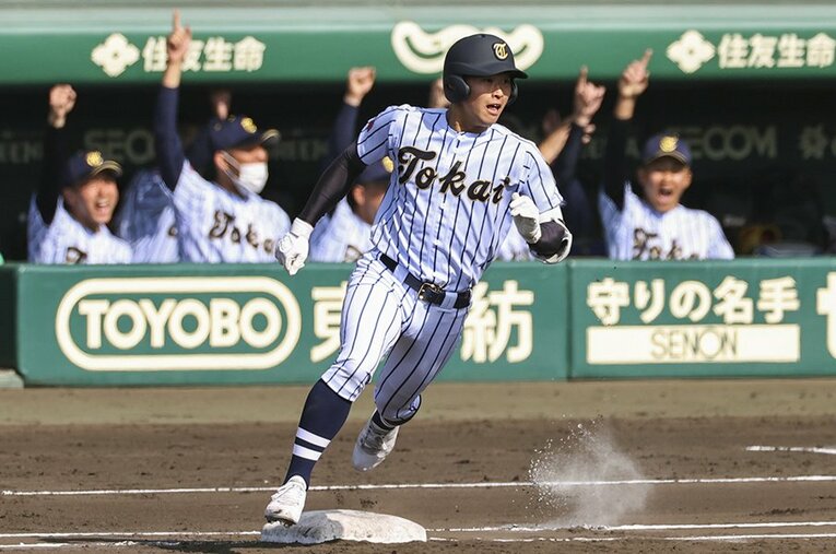 今大会センバツ第1号を放った「17番」の鈴木悠平。彼のような選手の活躍にベンチ全体が沸くのも当然だ ／ photograph by KYODO