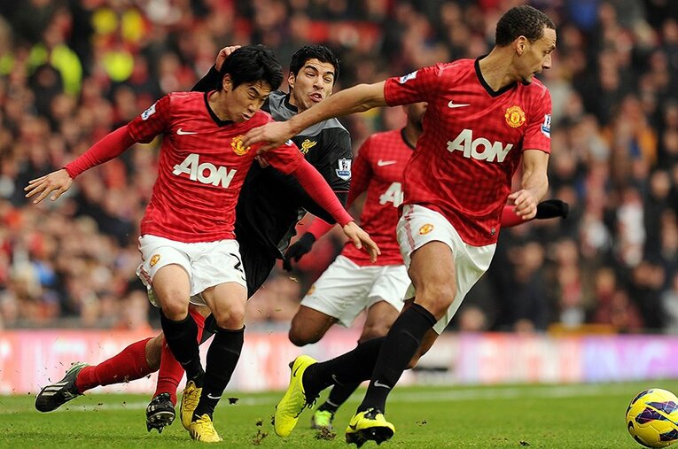 香川真司とチームメートだった頃、スアレスをマークするファーディナンド ／ photograph by Getty Images