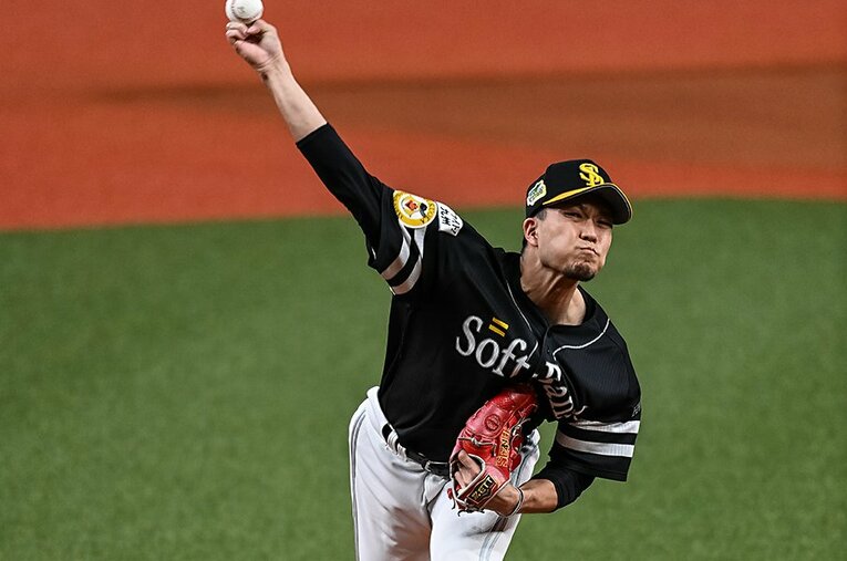 効果的な内角攻めで巨人打線を封じ込めたソフトバンク。日本シリーズ第1戦のエース千賀の投球は、大きな分岐点となった ／ photograph by Nanae Suzuki