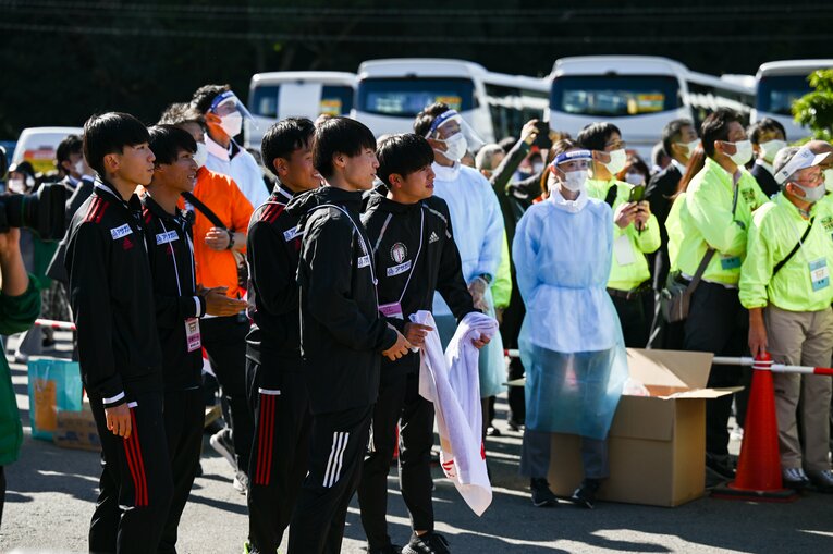 全日本大学駅伝でゴールの出迎えをする中西ら　©Nanae Suzuki