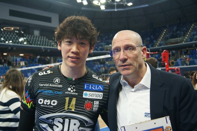 ピアッツァ監督のもとに挨拶に訪れた石川祐希　©︎Takashi Yuge