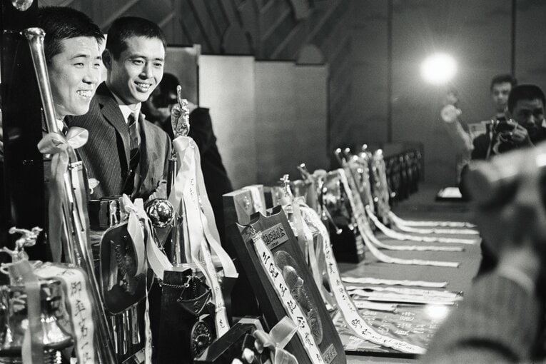 現役時代の野村と王。2人が三冠王に輝いたことを祝しての1枚　©BUNGEISHUNJU