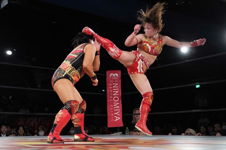 スピンキックを放つSareee　©Essei Hara