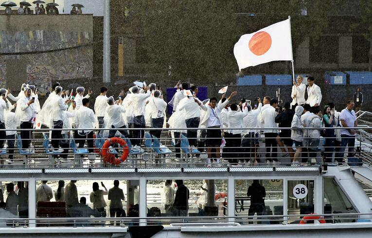降りしきる雨の中で旗手の大役をまっとうする江村美咲（1枚目／全2枚）代表撮影
