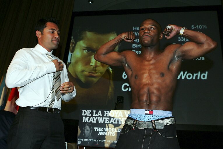 同じ記者会見で自ら裸になりポーズをとるメイウェザー　©Getty Images