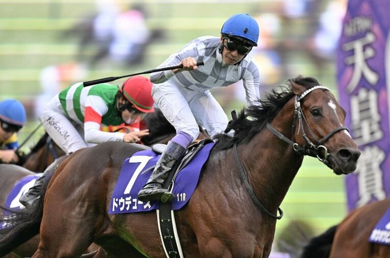 武豊に導かれ、上がり3F「32秒5」という驚愕の末脚を繰り出したドウデュース。衝撃的な大外一気で天皇賞・秋を制した ／ photograph by Keiji Ishikawa