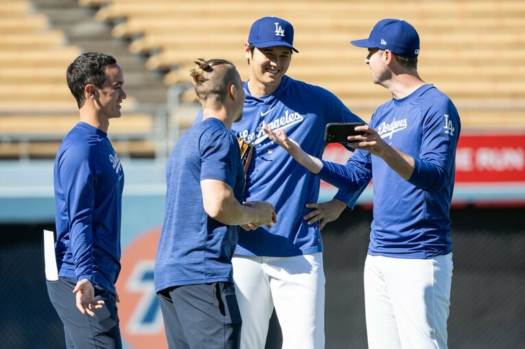 【現地開幕戦シリーズ】アイアトン通訳らと楽しそう　©Nanae Suzuki