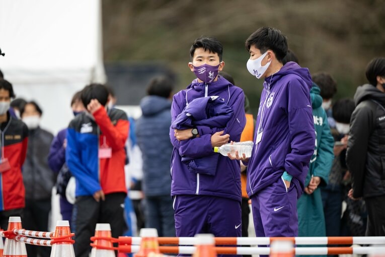 水を持ち、円とゴールを待つ田澤　©Nanae Suzuki