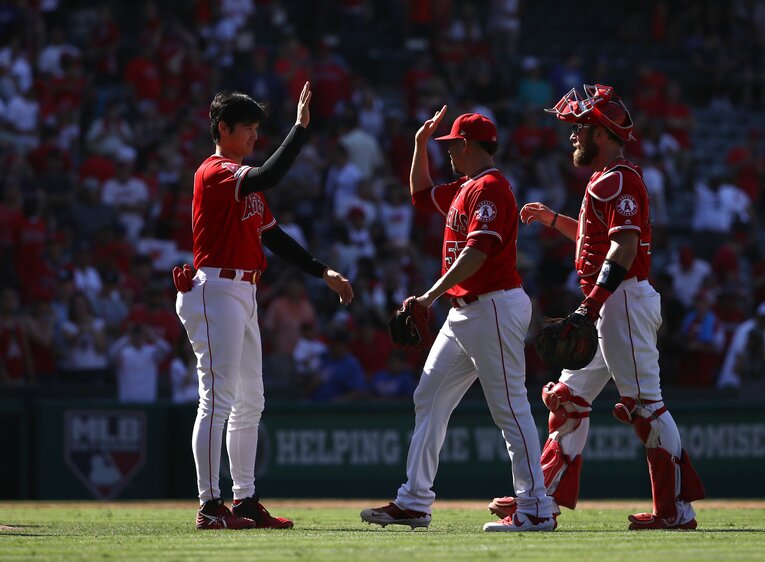 大谷とハイタッチするロブレス。ツインズ移籍後は前田健太との交流も話題になったが、現在はFA　©Getty Images