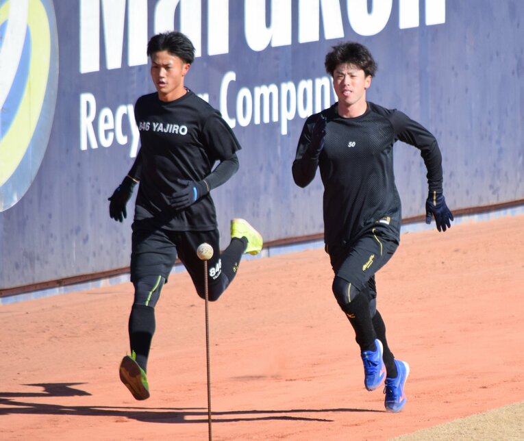 新人合同自主トレで汗を流す細川。右はチームメイトとなる五十幡亮汰　©︎JIJI PRESS