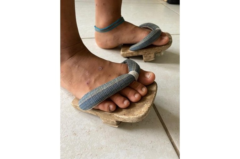 足にはいつも一本歯下駄©Hiroaki Sawada