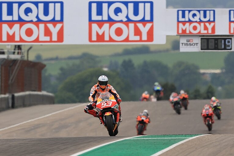 アップダウンの激しいザクセンリンクでトップを快走するマルケス。MotoGPを6度制した王者の強さが戻ってきた