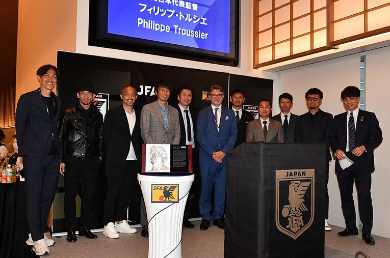 Ｗ杯日韓大会から20周年を記念した式典に参加した元日本代表監督のトルシエ氏（中央）ら。中田英寿（左から2人目）、宮本恒靖（右端）らも出席した　©JFA