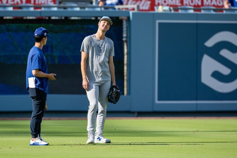 【Numberカメラマンが激写・大谷翔平の愛される日常】怪物右腕ミジオロウスキーに近づき…翔平から握手のちハグ！（全5枚中の5枚目）　©Nanae Suzuki