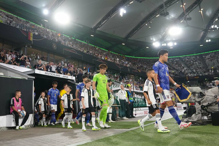 現地時間9月9日に行われたドイツ戦。キャプテン遠藤航を先頭に入場する日本代表の選手たち　©Masashi Hara